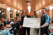 Bankratspräsident Heini Sommer (links) überreicht Marco Roeleven, Präsident von Plusport Uri, den UKB-Anerkennungspreis. (Bild: Markus Zwyssig (Schattdorf, 26. Februar 2019))