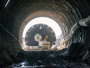 Trotz Grossbaustellen präsentiert Implenia einen Gewinneinbruch. Im Bild eine Bohrmaschine im Bözbergtunnen. (Bild: KEYSTONE/CHRISTIAN BEUTLER)