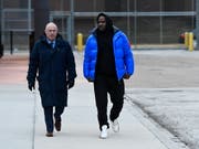 Der Sänger R. Kelly (rechts) ist nach Hinterlegung einer Sicherheitsleistung am Montag (Ortszeit) aus der Untersuchungshaft entlassen worden. (Bild: KEYSTONE/FR170980 AP/MATT MARTON)