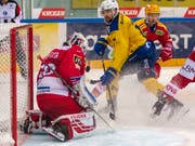 Der Davoser Stürmer Luca Hischier scheitert hier an Goalie Melvin Nyffeler von den Lakers (Bild: KEYSTONE/PATRICK B. KRAEMER)