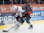 Genf-Servettes Jonathan Mercier (links) gegen Jan Mursak vom SC Bern (Bild: KEYSTONE/DANIEL TEUSCHER)