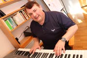 Paul Gubler bei sich zu Hause in Kradolf im Musikraum beim Austüfteln von neuen Melodien. (Bild: Christof Lampart)