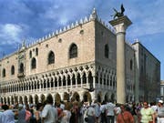 Touristen besuchen in Venedig den Markusplatz mit dem Dogenpalast. (Bild: Keystone/GAETAN BALLY)