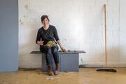Das Moos auf dem Schoss braucht Ursula Palla für eine Arbeit über Gottfried Keller. (Bild: Michel Canonica)