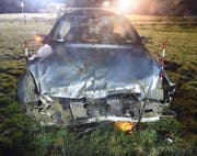 Das Unfallauto kam erst in der Wiese zum Stillstand. (Bild: Luzerner Polizei, Geuensee, 26. Februar 2019)