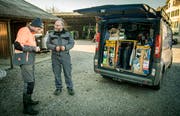 Peter Pfluger (rechts) im Verkaufsgespäch: Soeben hat er eine Scheuerbürste und Handschuhe an Peter Hutterli verkauft. (Bild: Reto Martin)
