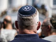 Die Zahl antisemitischer Handlungen in der Romandie ist 2018 gestiegen. Immer öfter werden die sozialen Netzwerke für Beleidigungen genutzt. (Bild: Keystone/DPA/FEDERICO GAMBARINI)