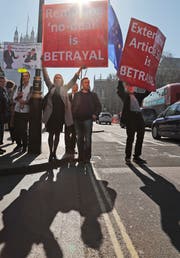 Protestaktion vor dem britischen Parlament in London. (Bild: Frank Augstein/AP)