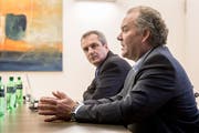 Daniel Gasser, Gemeindepräsident (links) und Felix Meyer, Geschäftsleiter Genossenschaft Migros Luzern. (Bild: Nadia Schärli, Ebikon, 10. Februar 2019)