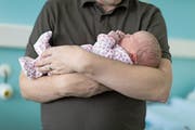 Jungväter, die bei Novartis angestellt sind, dürfen sich über deutlich mehr Zeit freuen, die sie in Zukunft mit ihren Neugeborenen verbringen können. (Bild: Gaëtan Bally/Keystone)