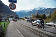 Von der geplanten West-Ost-Verbindung im Talboden würde auch die Verkehrsführung im Bereich der Schächenbrücke in Schattdorf tangiert. (Bild: Urs Hanhart (Schattdorf, 24. Oktober 2017))
