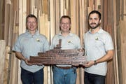 Klaus Beeler (Mitte) freut sich über die gelungene Nachfolgeregelung und übergibt Beat Bissig (links) sowie Marco Bissig symbolisch das Schiff für sein Unternehmen. (Bild: PD, Erstfeld, 21. Dezember 2018)