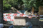 Im Sommer 2016 wurde letztmals auf der Kreuzbleiche ausgiebig gelocht. Damals versenkten die Stadtwerke Fernwärmeleitungern in der Grünfläche. (Bild: Reto Voneschen - 3. Juli 2016)
