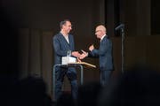 Stadtpräsident Thomas Scheitlin (rechts) übergibt den städtischen Kulturpreis an Felix Lehner. (Bild: Michel Canonica/17. November 2018)