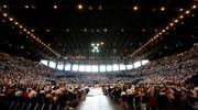 Grosse Anziehungskraft: Am Bezirkskongress der Zeugen Jehovas nahmen 2009 im Zürcher Hallenstadion 8000 Personen teil. (Alessandro Della Bella/Keystone, 25. Juli 2009)