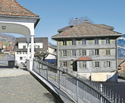 Um den Erhalt oder den Abbruch des Pfrundhauses vis-à-vis der Kirche ist eine Kontroverse entbrannt. (Bild: Franz Steinegger)