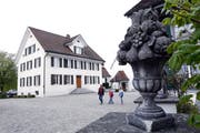Das Einreichen einer Motion, die die Finanzkompetenz des Neuheimer Gemeinderats (im Bild das Gemeindehaus) regeln wollte, ist wegen der kantonalen Gesetzgebung nicht mehr nötig. (Bild: Werner Schelbert (Neuheim, 11. April 2017))