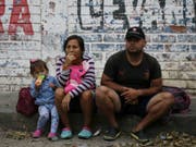 Eine venezolanische Familie wartet am Dienstag auf die Bewilligung, die Grenze nach Kolumbien zu passieren. (Bild: Keystone/AP/FERNANDO LLANO)