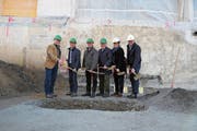 Andreas Etter (Gemeindepräsident Menzingen), Ruedi Wismer (Geschäftsführer), Konrad Hegglin (Hilfsgesellschaft), Jürg Brändli (Verwaltungsratspräsident Luegeten AG), Ruth Giger (Architektin) und Daniel Schillig (Gemeindepräsident Neuheim, von links) lassen die Kiste mit den Erinnerungen im Boden verschwinden. (Bild: Rahel Hug, Menzingen, 26. Februar 2019)