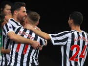 Fabian Schär (links) gelang mit einem Traumschuss das 1:0 (Bild: KEYSTONE/AP PA/OWEN HUMPHREYS)