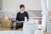 Ursula Palla in ihrem Zürcher Atelier, im Vordergrund die Gussformen für ihr Caramelzimmer. (Bild: Michel Canonica)