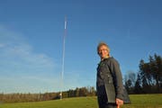 Franz Portmann vor der Messstation oberhalb des Weilers Dattenhub. (Bild: Mario Testa)