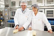 In der Coop-Grossbäckerei 2016: Chef Joos Sutter und die damalige Bundesrätin Doris Leuthard. (Bild: Mario Heller (Schafisheim, 31. März 2016))