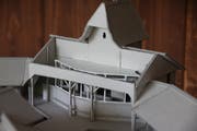 Modell der Sauna in der Frauenbadi. Der Einbauteil ist unter dem fehlenden vorderen Dach zu erkennen. Er fügt sich guts ins Eingangsgebäude ein. (Bild: Reto Voneschen - 29. April 2018)