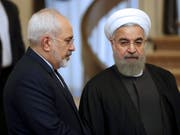 Irans Präsident Hassan Ruhani (rechts) werde den Rücktritt seines Aussenministers Mohamed Dschawad Sarif (links) nicht akzeptieren. (Bild: KEYSTONE/AP/VAHID SALEMI)