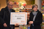 Kirstin Schmidt von der Stadtsanktgaller Kulturförderung übergibt den Migros-Check an Markus Reich von der Galerie vor der Klostermauer. Zuvor...