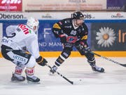 Luganos Stürmer Stefan Ulmer (links) im Duell mit dem Freiburger Andrej Bykow (Bild: KEYSTONE/ADRIEN PERRITAZ)