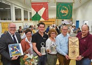 Schützenverbandspräsident Willi Hartmann, mit dem frisch ernannten Ehrenmitglied Barbara Mosberger, Daniel Jäger, Präsident Schützenverein Hüttwilen-Nussbaumen, Esther Bucher, Präsidentin Pistolenschützen Diessenhofen, Thomas Holenstein, Präsident Schützengesellschaft Eschenz, sowie Holzuhr-Wanderpreissponsor Markus Hug aus Lanzenneunforn. (Bild: Margrith Pfister-Kübler)