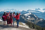 Touristen bestaunen das Bergpanorama von Rigi Kulm aus. (Bild: Boris Bürgisser (20. April 2018)
