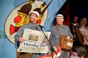 Nach 27 Jahren als Lästerzunge ist Schluss für Martin Gehrer (rechts im Bild). Seit fünf Jahren ist er mit seinem Sohn Cyril unterwegs. (Bild: Ralph Ribi (9. Februar 2016))