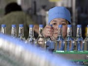 Wodka-Produktion in Russland - rund 90'000 Flaschen russischen Wodkas, der für Nordkorea bestimmt war, hat der Zoll in Rotterdam konfisziert. (Bild: Keystone/EPA/MICHAEL REYNOLDS)