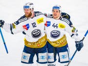 Nick Plastino (rechts) feiert gemeinsam mit Jiri Novotny seinen Treffer gegen Lausanne (Bild: KEYSTONE/VALENTIN FLAURAUD)