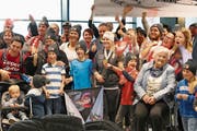 Grosser Bahnhof am Flughafen für die Weltmeisterin Julie Zogg. (Bild: PD)