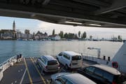 Blick auf Romanshorn: Eine Fähre der Schweizerischen Bodensee-Schifffahrt verlässt den Hafen. (Bild: Ralph Ribi)