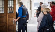 Vor einem Jahr fand der Prozess vor dem Bezirksgericht Frauenfeld statt. Prozessteilnehmer betreten das Gebäude. (Archivbild: Reto Martin)