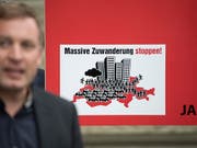 Für Anhänger der SVP bleiben Migrations- und Asylpolitik die grössten Posten auf dem Sorgenbarometer. (Archiv/Symbolbild) (Bild: KEYSTONE/PETER SCHNEIDER)