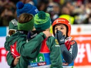 Jubel über den ersten WM-Titel eines Frauenteams: Deutschlands Skispringerinnen (Bild: KEYSTONE/EPA/CHRISTIAN BRUNA)