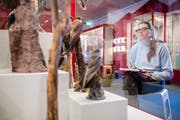 «Mal etwas Neues probieren»: Christiane Amacker und weitere Sketchers waren im Naturmuseum. (Bild: Philipp Schmidli, Luzern, 24. Februar 2019).