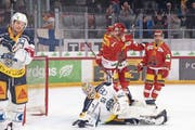 Die Bieler bejubeln das 1:0, EVZ-Torhüter Tobias Stephan hat das Nachsehen. (Bild: Anthony Anex/Keystone (Biel, 26. Februar 2019))