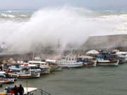 Das Mittelmeer und auch die Insel Kreta (hier im Bild der Hafen von Heraklion) werden in diesem Winter immer wieder von heftigen Winterstürmen heimgesucht. (Bild: Keystone/EPA ANA MPA/STEFANOS RAPANIS)
