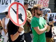 Eine Protestaktion gegen Waffenexporte von vergangenem Sommer. Die Ausfuhr von Kriegsmaterial sorgt immer wieder für Kontroversen. (Bild: KEYSTONE/ANTHONY ANEX)