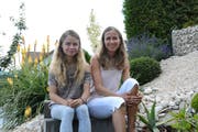 Das selbsternannte Medium Christina (links) mit ihrer Mutter Bernadette Meier. (Bild: Beat Lanzendorfer)