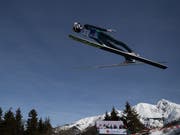 Weiter im Hoch: Killian Peier springt auch auf der Normalschanze in Seefeld weit (Bild: KEYSTONE/APA/APA/GEORG HOCHMUTH)