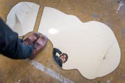 Ursula Palla formte den Seerosenteich Claude Monets aus Spiegelglas nach. (Bild: Michel Canonica)