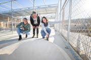 Marion Gessner, Stationsleiterin Elsbeth Eberle und Tierpflegerin Fabia Kaufmann schauen sich eine Voliere der neuen Wildvogelstation an. (Bild: Donato Caspari)