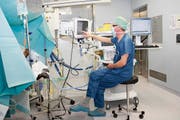 Einblick in einen Operationssaal am Spital Schwyz. (Bild: Irene Infanger, 4. Januar 2012)